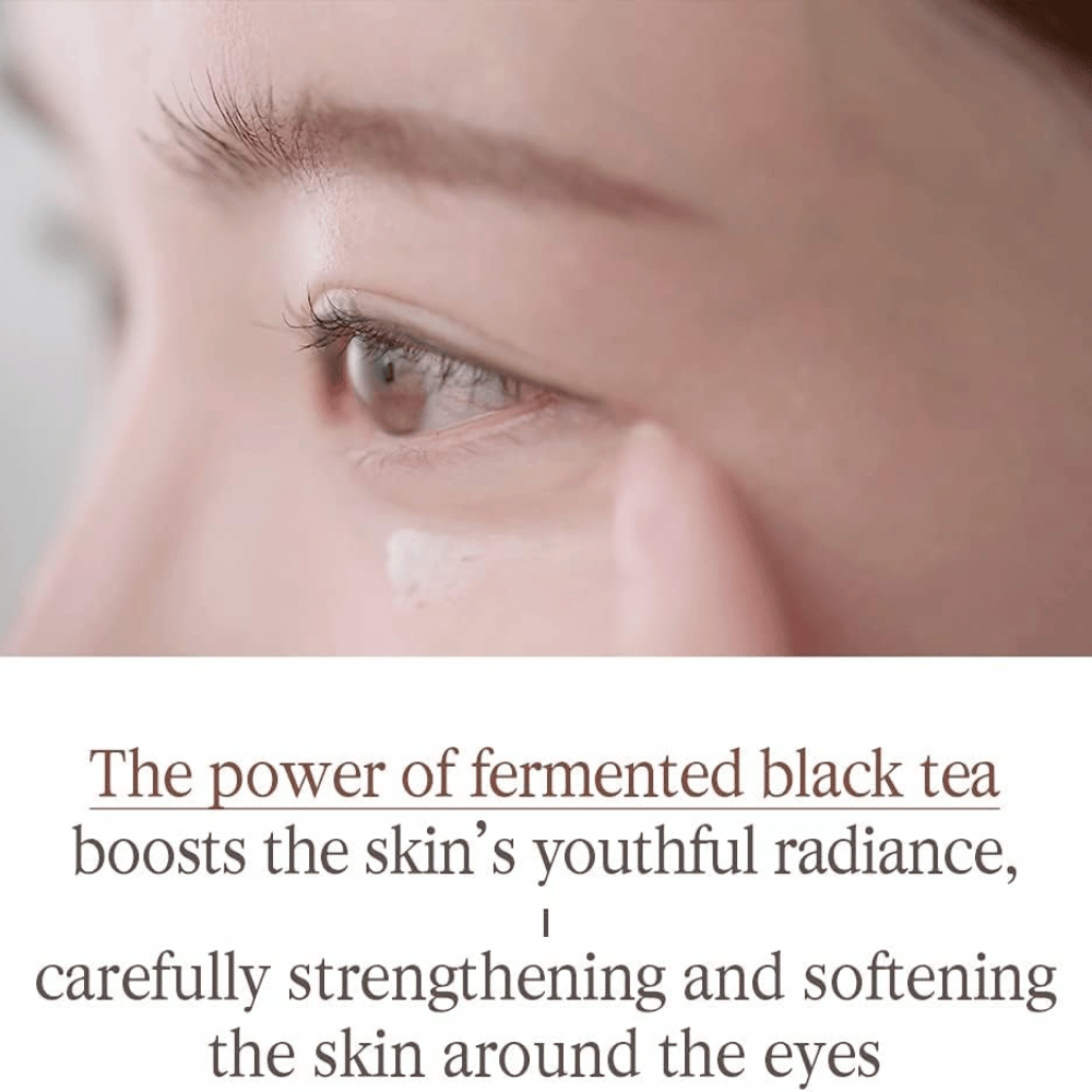 Pyunkang Yul Black Tea Time Reverse Eye Cream avec du thé noir fermenté qui prend soin de la peau sensible autour des yeux et contribue à une sensation plus douce.
