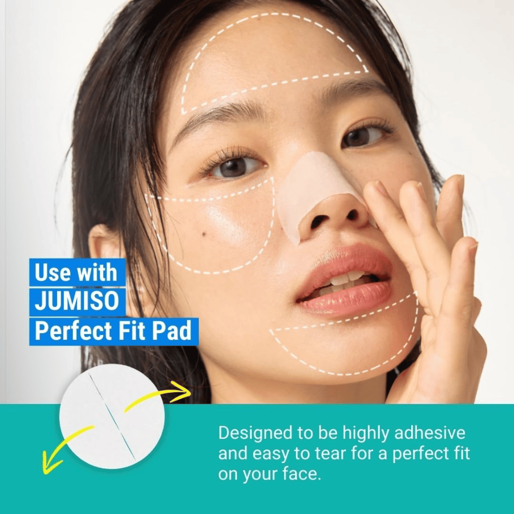 Une femme applique JUMISO Blackhead Melting Softener avec Perfect Fit Pad. Le produit dissout les points noirs et s'adapte parfaitement au visage.