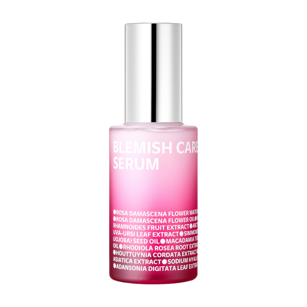 Une seule bouteille de Blemish Care Serum avec un design rose dégradé et un bouchon argenté, posée sur un fond blanc. Le texte sur la bouteille liste des ingrédients tels que l'eau de rose, des huiles et des extraits, imprimé en blanc sur le devant.