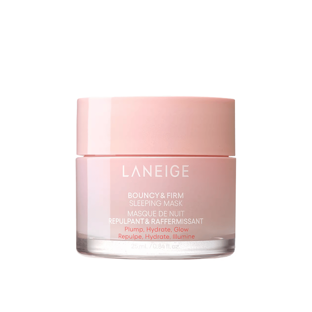Laneige Bouncy & Firm Sleeping Mask dans un pot en verre rose avec un couvercle assorti. Le produit, qui contient 25 ml, est conçu pour donner du volume, hydrater et illuminer pendant la nuit. Le texte sur le pot inclut "Plump, Hydrate, Glow."