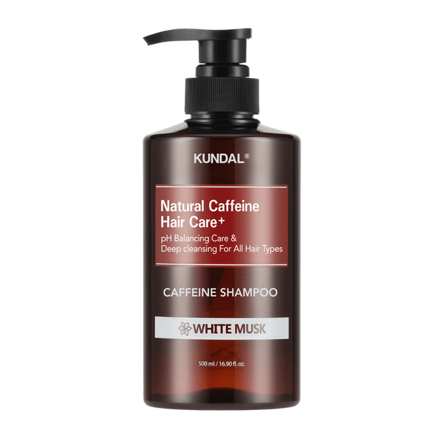 KUNDAL Natural Caffeine Hair Care+ Shampoo White Musk dans une bouteille en plastique brun avec pompe, 500 ml.
