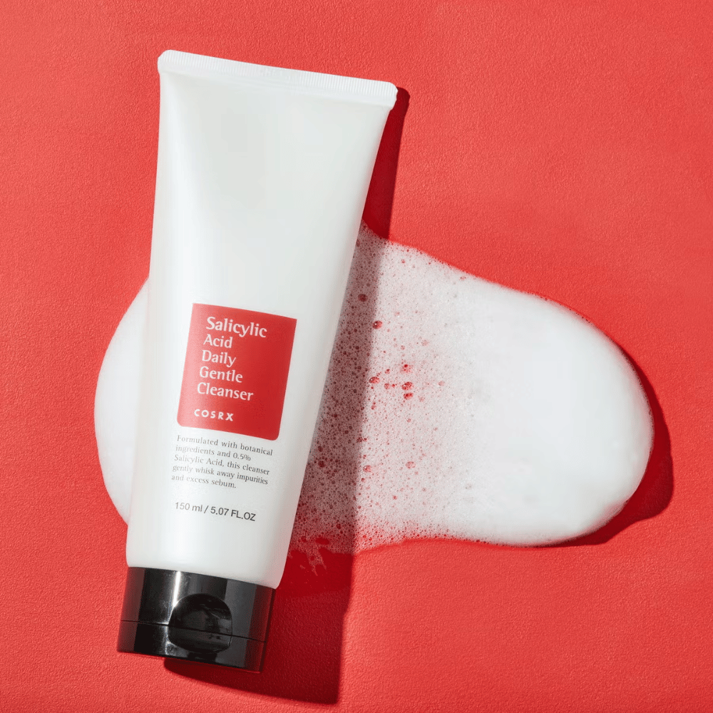 COSRX Salicylic Acid Daily Gentle Cleanser 150ml – nettoyant visage efficace avec acide salicylique contre l'acné, les points noirs et la peau impure, présenté avec mousse.