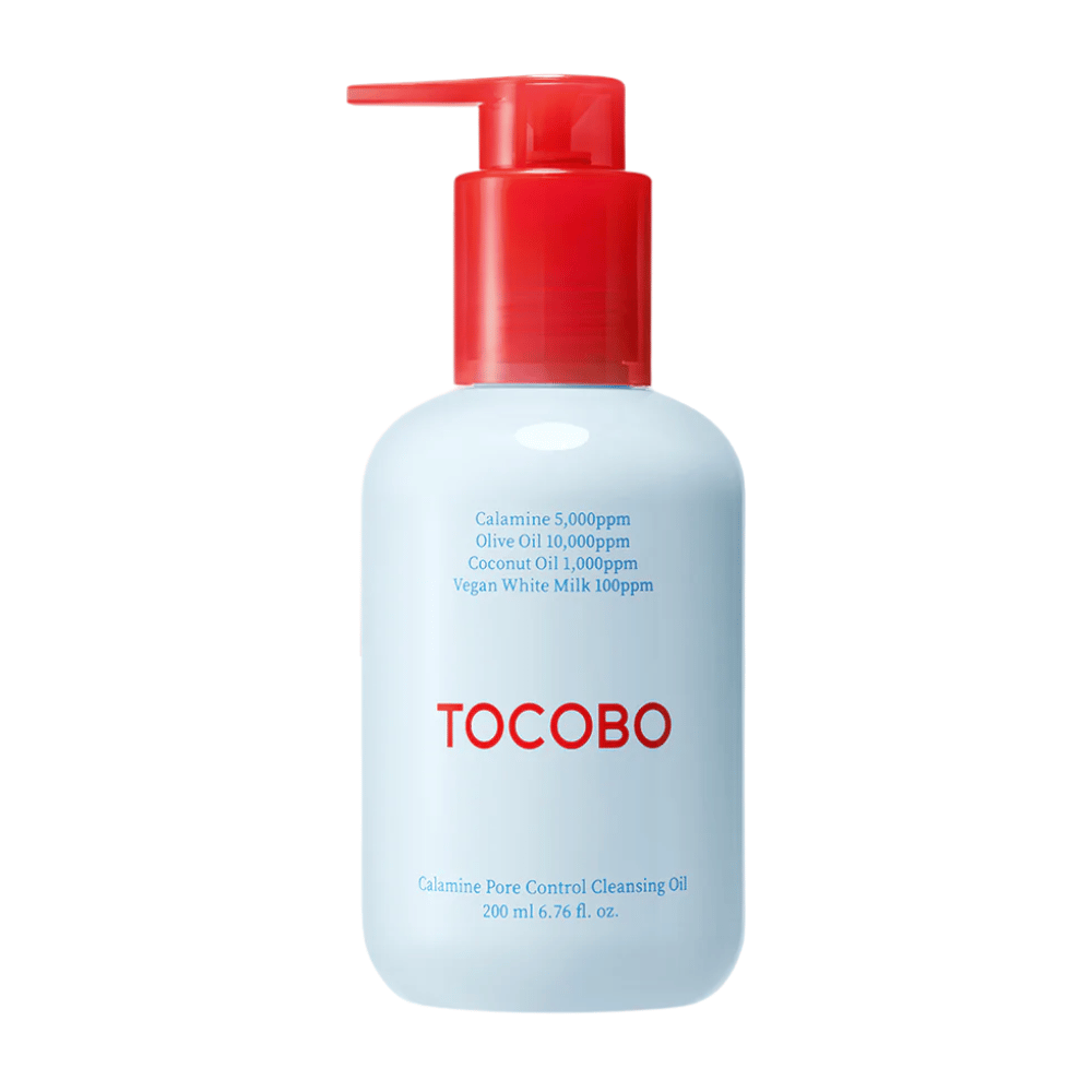 TOCOBO Calamine Pore Control Cleansing Oil avec flacon pompe rouge et texte bleu sur flacon bleu clair, montrant les principaux ingrédients et volume de 200 ml.