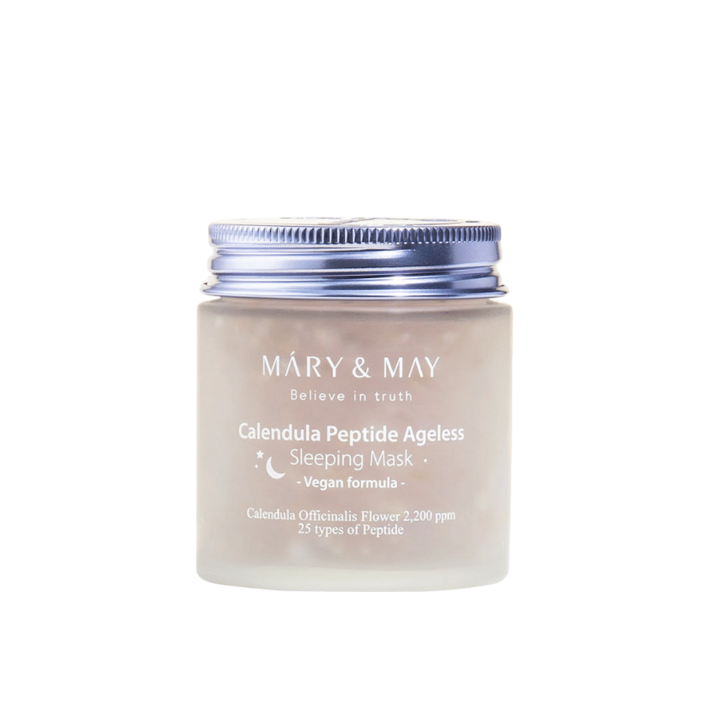Un pot de MARY & MAY Calendula Peptide Ageless Sleeping Mask. Le pot a un couvercle argenté et une étiquette avec le texte "Calendula Peptide Ageless Sleeping Mask" et "Formule végane". Le produit contient du calendula et des peptides pour donner à la peau une apparence jeune pendant la nuit.