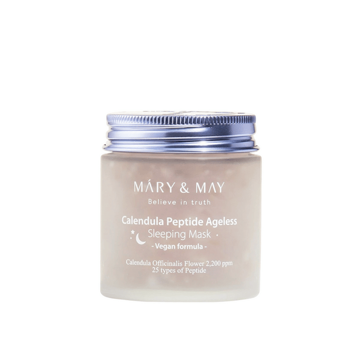 Un pot de MARY & MAY Calendula Peptide Ageless Sleeping Mask. Le pot a un couvercle argenté et une étiquette avec le texte "Calendula Peptide Ageless Sleeping Mask" et "Formule végane". Le produit contient du calendula et des peptides pour donner à la peau une apparence jeune pendant la nuit.