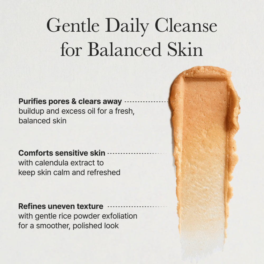 Gros plan sur Arencia Calendula Rice Mochi Cleanser – nettoyant crémeux qui purifie les pores, apaise les peaux sensibles et unifie la texture de la peau.