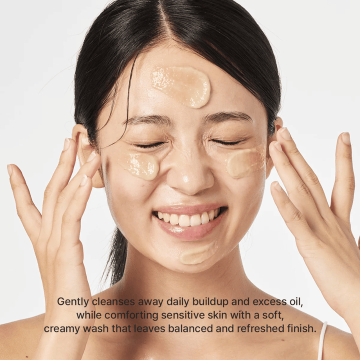 Une femme applique Arencia Calendula Rice Mochi Cleanser – nettoyant coréen doux qui élimine l'huile et les impuretés tout en laissant la peau fraîche et équilibrée.