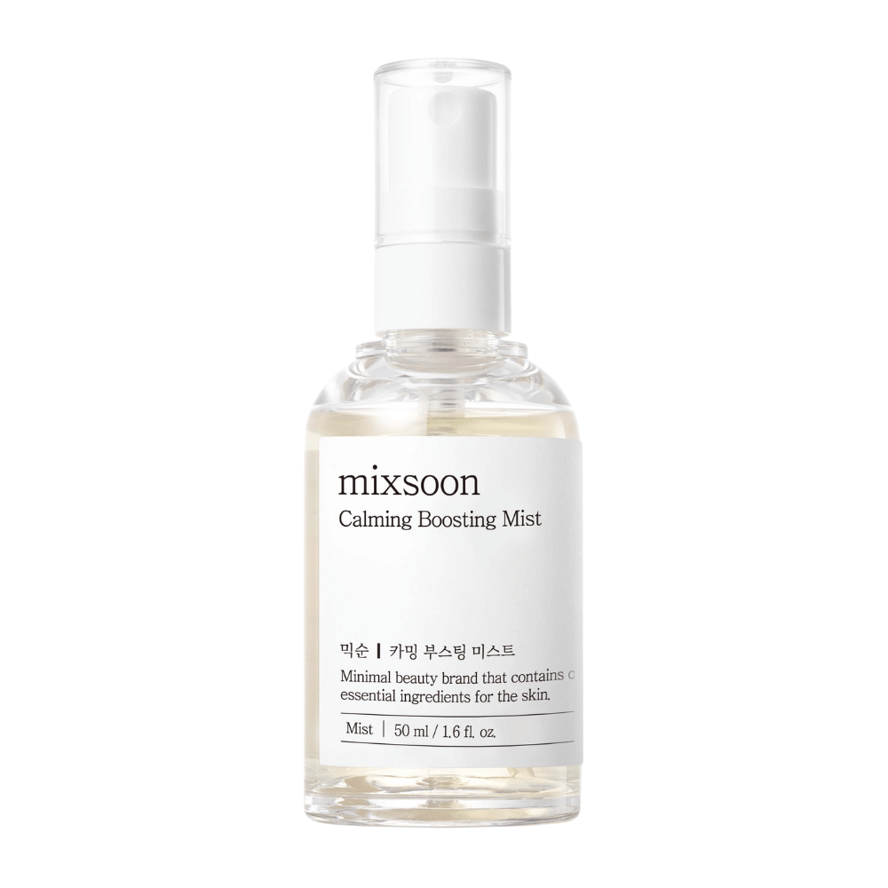 Un flacon pulvérisateur transparent avec Mixsoon Calming Boosting Mist. La bouteille est marquée d'une étiquette blanche simple qui montre le nom du produit et décrit le contenu comme des ingrédients essentiels pour la peau, dans un style minimaliste.