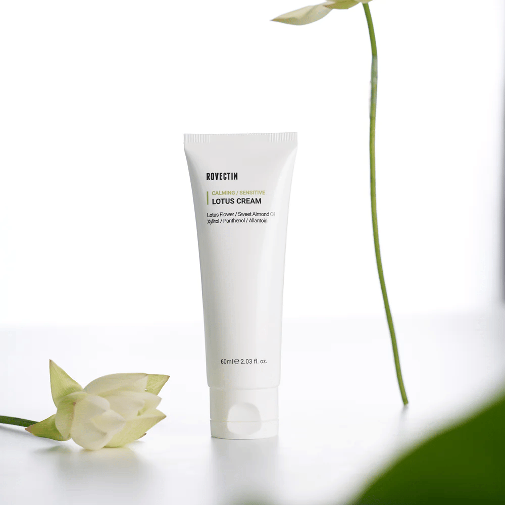 Tube avec Rovectin Crème Lotus pour apaiser et soigner les peaux sensibles, présentée avec une fleur de lotus.