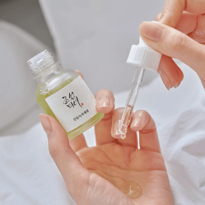 Main versant Beauty of Joseon Calming Serum Thé Vert + Panthénol sur la peau - sérum coréen apaisant pour peau sensible.
