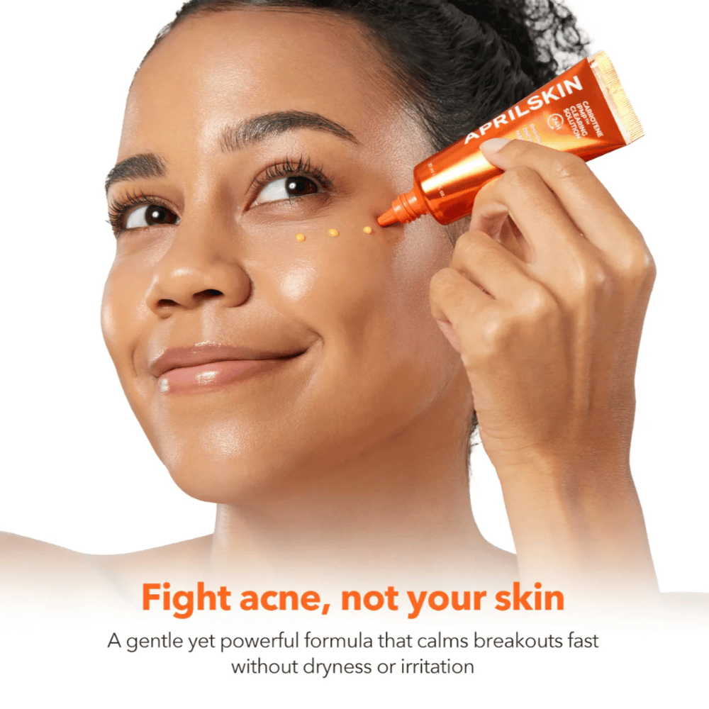 APRILSKIN Carrotene IPMP Clearing Solution s'applique comme traitement localisé contre l'acné et les boutons, formule apaisante avec BHA, PHA, zinc et niacinamide pour la peau impure