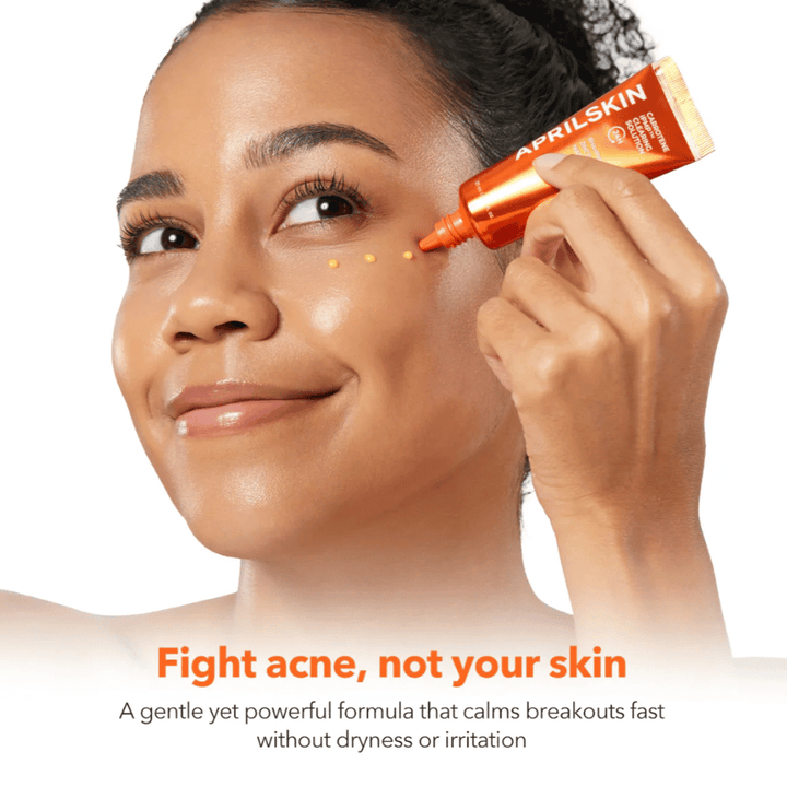 APRILSKIN Carrotene IPMP Clearing Solution s'applique comme traitement localisé contre l'acné et les boutons, formule apaisante avec BHA, PHA, zinc et niacinamide pour la peau impure