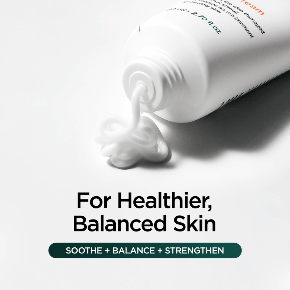 Gros plan sur une crème blanche pressée hors du tube de P.CALM Cato Cream. L’image souligne la texture douce et crémeuse ainsi que l’accent mis par le produit sur l’apaisement, l’équilibre et le renforcement de la peau.