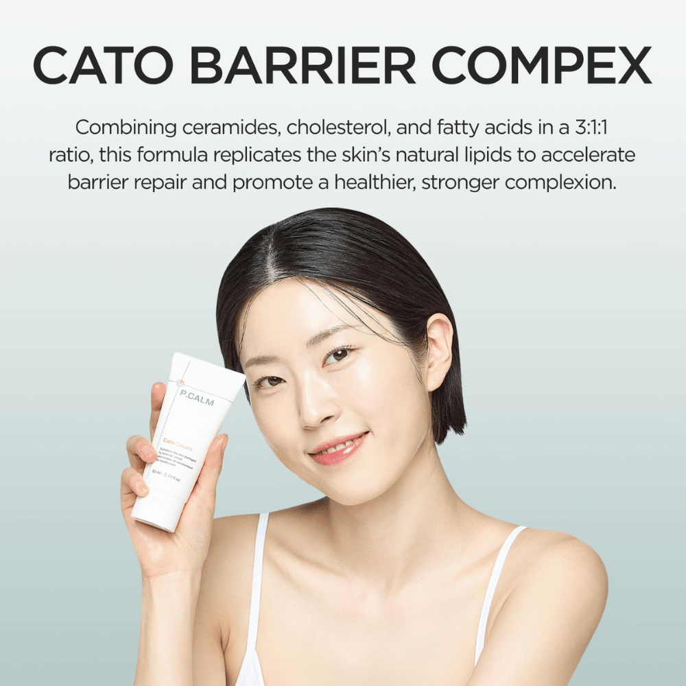 Un modèle tient P.CALM Cato Cream devant le visage, accompagné d’informations sur le “Cato Barrier Complex”, qui associe des céramides, du cholestérol et des acides gras pour renforcer la barrière cutanée.