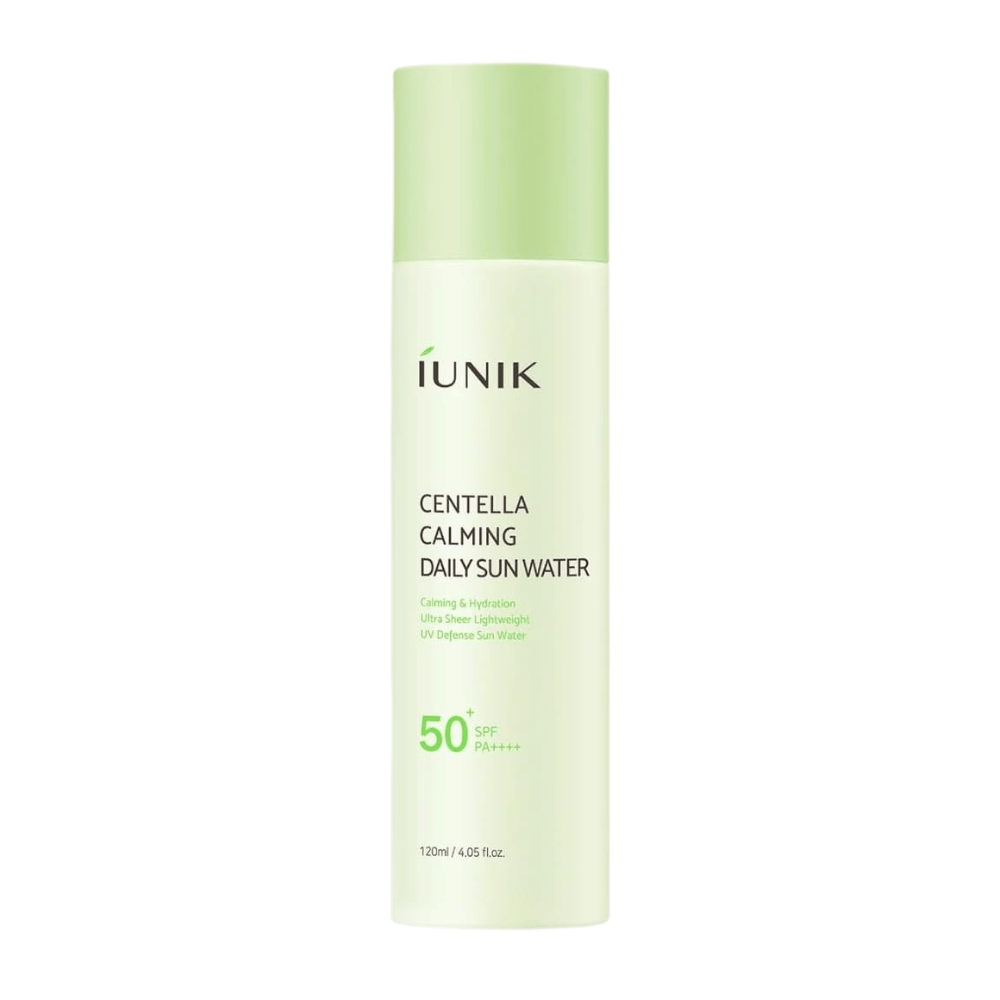 4. iUNIK Centella Calming Daily Sun Water SPF50+ PA++++ 120 ml – protection solaire légère pour le visage à la centella asiatica dans un flacon vert clair sur fond blanc
