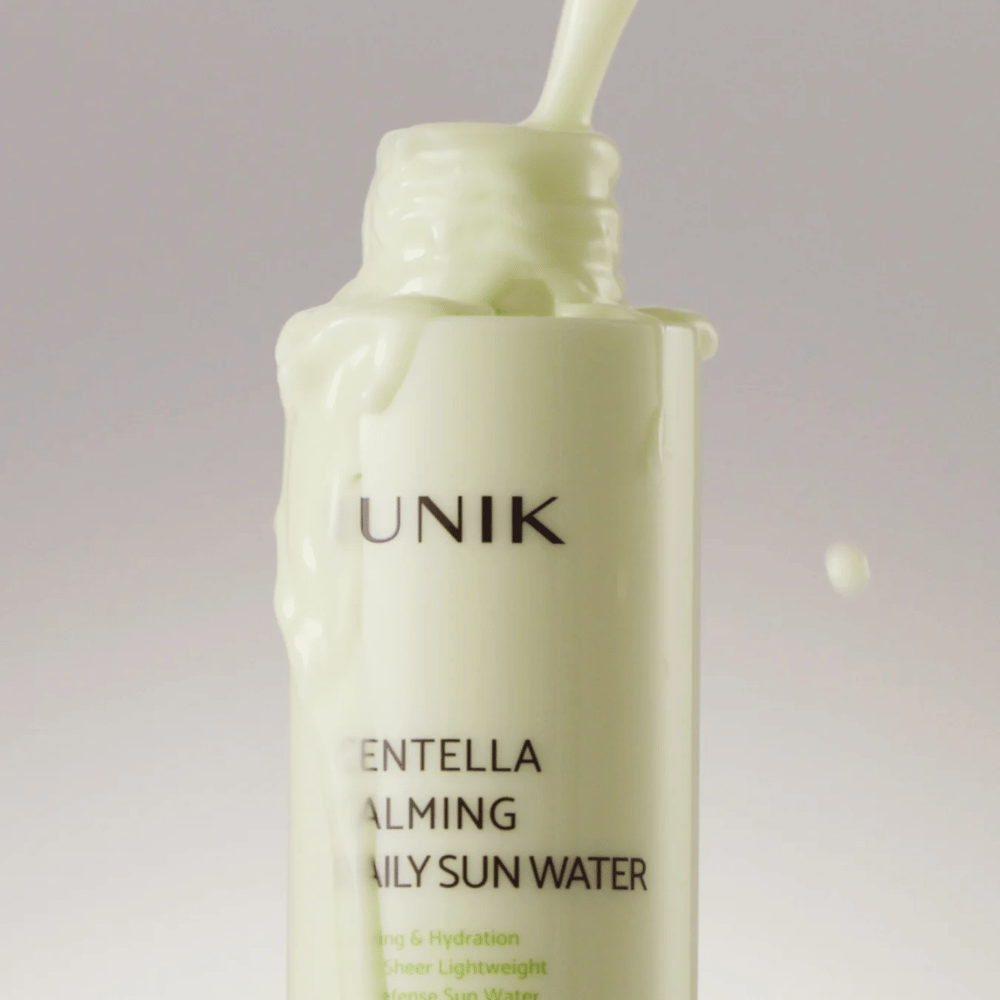 3. iUNIK Centella Calming Daily Sun Water  – gros plan sur la texture légère et crémeuse d’une protection solaire apaisante et hydratante