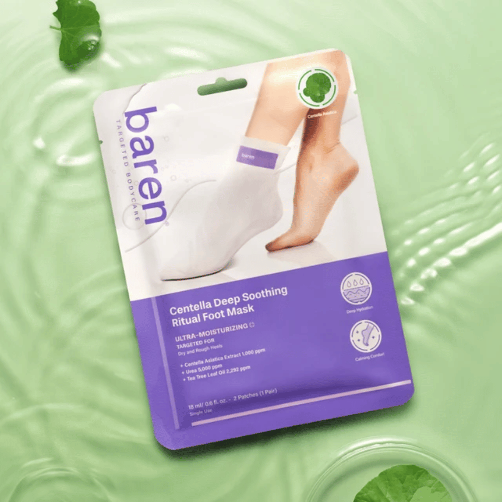8. Baren Centella Deep Soothing Ritual Foot Mask – emballage avec masque apaisant pour les pieds sur fond vert avec de l’eau et des feuilles de centella
