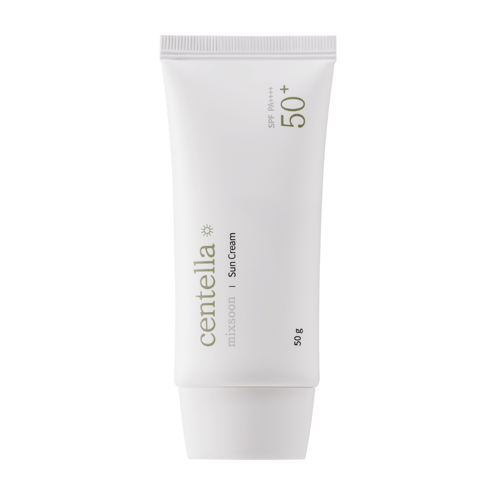 Un tube blanc de Centella Sun Cream SPF 50+ PA++++. Le tube est simple avec des détails de texte verts qui incluent la marque et les informations sur le produit. L'emballage contient 50 g de crème solaire.