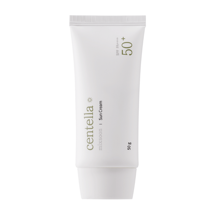 Un tube blanc de Centella Sun Cream SPF 50+ PA++++. Le tube est simple avec des détails de texte verts qui incluent la marque et les informations sur le produit. L'emballage contient 50 g de crème solaire.