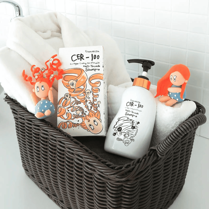 Image de présentation avec Elizavecca CER-100 Shampoo et son emballage placés dans un panier avec des serviettes. Les figures ludiques issues du design de l’emballage soulignent le style unique et créatif de la marque.