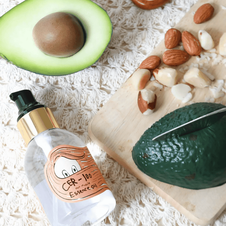 Elizavecca CER-100 Hair Muscle Essence Oil ingrédients – gros plan avec avocat et huiles végétales montrant une huile capillaire riche en nutriments qui aide à adoucir et à nourrir les cheveux.