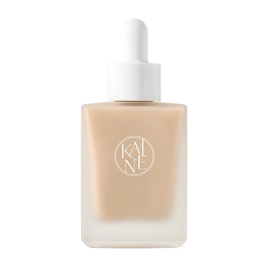 KANE Chaga Collagen Charging Serum dans une élégante bouteille en verre dépoli avec pipette blanche. Sérum hydratant enrichi en collagène et extrait de chaga pour une peau plus ferme.