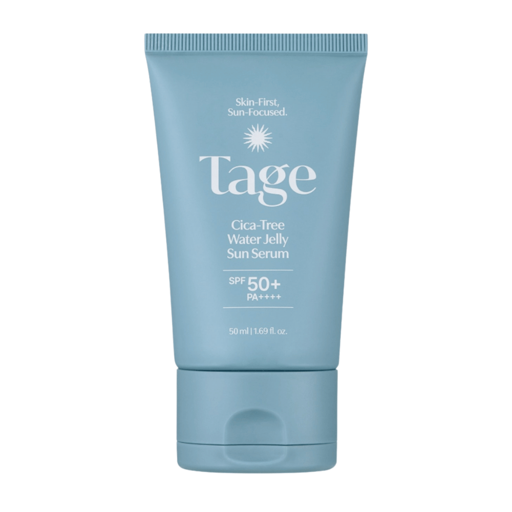 Tage Cica-Tree Water Jelly Sun Serum SPF 50+ PA++++ 50 ml, sérum solaire hydratant dans un tube bleu clair sur fond blanc.