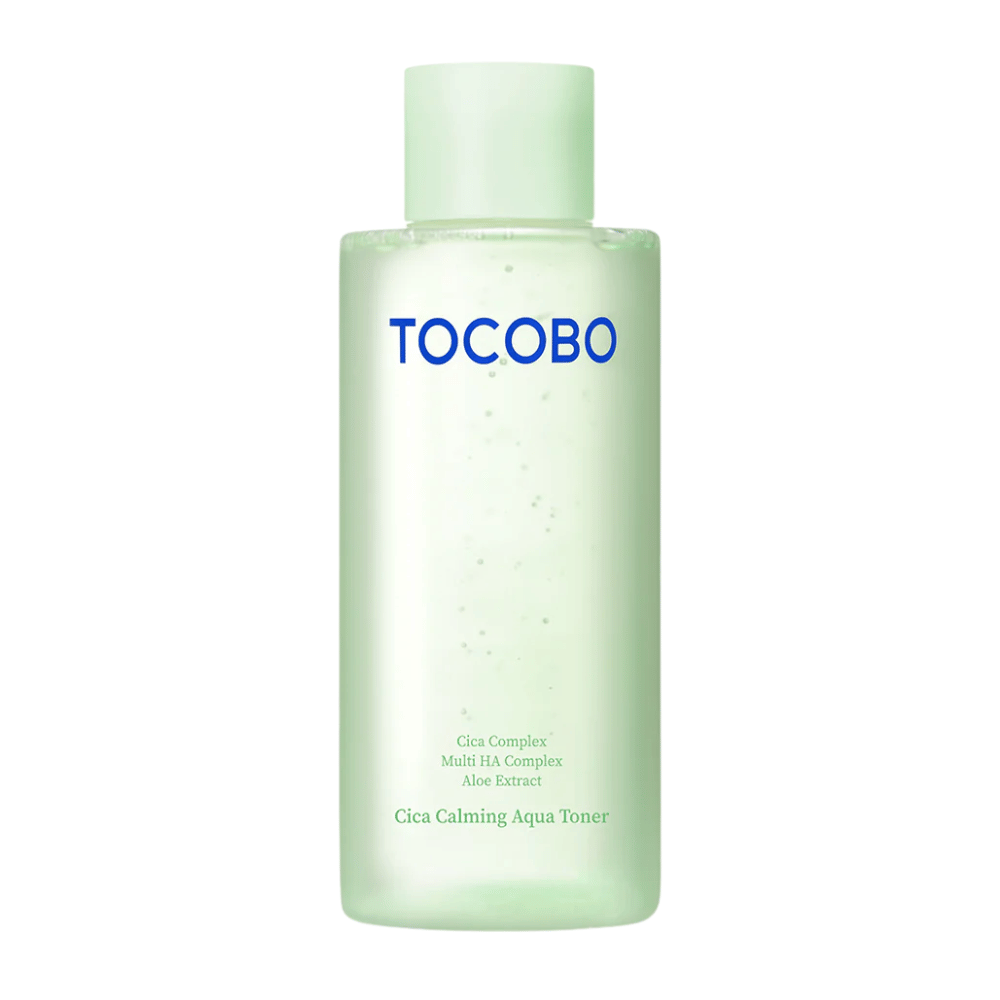 Image produit détourée de TOCOBO Cica Calming Aqua Toner avec un design minimaliste vert clair qui met en valeur la sensation pure et apaisante du produit.