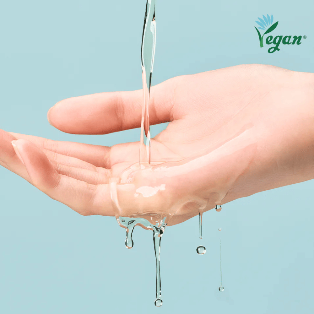 Image de texture où la formule légère et aqueuse est démontrée dans la main afin de montrer une absorption rapide et une sensation fraîche et hydratante sur la peau.