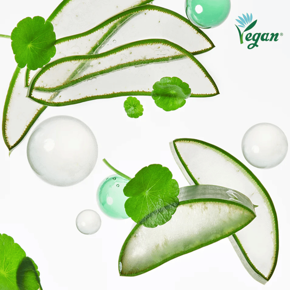 Image des ingrédients montrant des extraits végétaux apaisants et hydratants tels que l’aloe vera et la centella asiatica, accompagnés d’un marquage vegan et de bulles d’eau fraîches symbolisant l’hydratation.