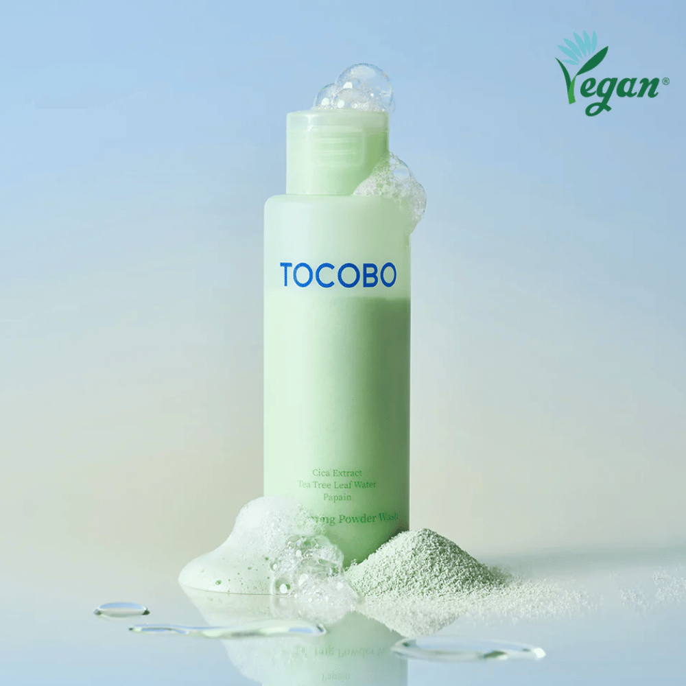 TOCOBO Cica Calming Powder Wash qui mousse légèrement et élimine les impuretés tout en apaisant la peau.