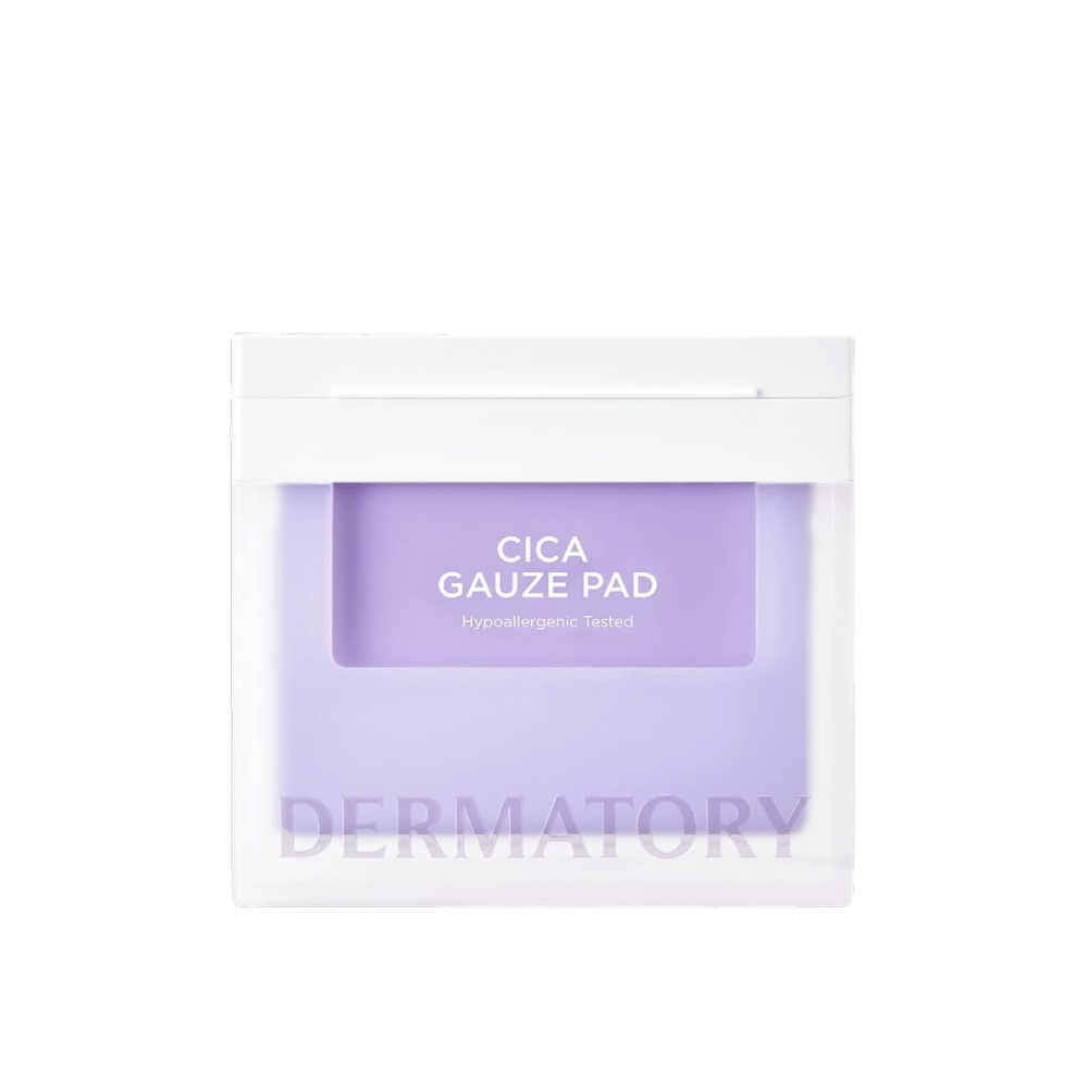 Emballage de Cica Gauze Pad, produit testé hypoallergénique de Dermatory. Conçu pour apaiser la peau et renforcer sa barrière. Emballage minimaliste violet et blanc.