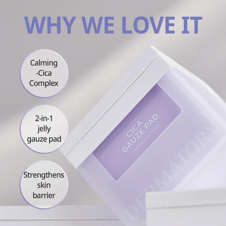 Image de Cica Gauze Pad avec le texte 'Why We Love It'. Le produit contient un complexe apaisant Cica, fonctionne comme un pansement-gel 2-en-1 et renforce la barrière de la peau. Parfait pour les peaux sensibles.