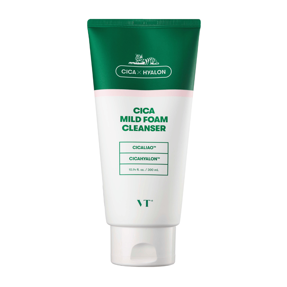VT Cica Mild Foam Cleanser dans un tube vert et blanc sur fond blanc. L'emballage montre les ingrédients CICALIAO™ et CICAHYALON™, et indique que le produit contient 300 ml.