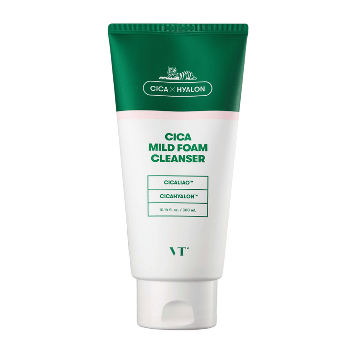 VT Cica Mild Foam Cleanser dans un tube vert et blanc sur fond blanc. L'emballage montre les ingrédients CICALIAO™ et CICAHYALON™, et indique que le produit contient 300 ml.