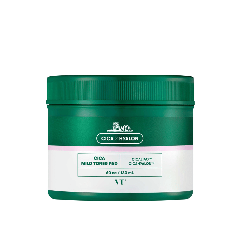 Pot de couleur verte avec VT Cica Mild Toner Pad, 60 tampons/130 ml, avec étiquette blanche et rose et logo de tigre sur fond blanc.