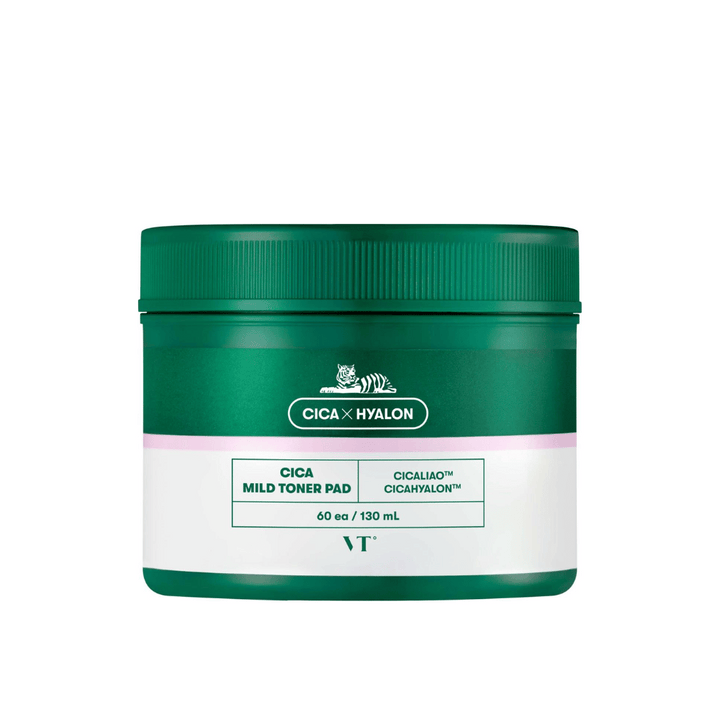 Pot de couleur verte avec VT Cica Mild Toner Pad, 60 tampons/130 ml, avec étiquette blanche et rose et logo de tigre sur fond blanc.