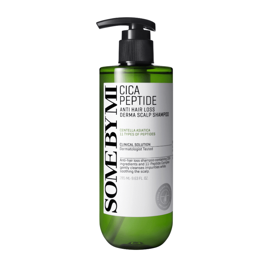 SOME BY MI Cica Peptide Anti Hair Loss Derma Scalp Shampoo dans une bouteille en plastique verte avec une pompe noire et une étiquette blanche avec du texte noir.