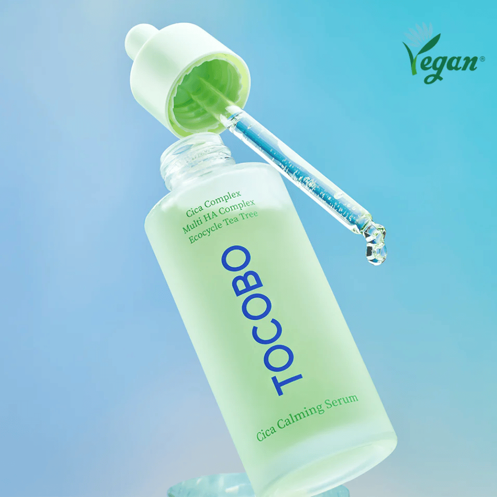 TOCOBO Cica Calming Serum avec pipette sur fond bleu, sérum K-beauty à absorption rapide qui renforce la barrière cutanée et convient aux peaux sensibles, grasses et sujettes à l'acné.