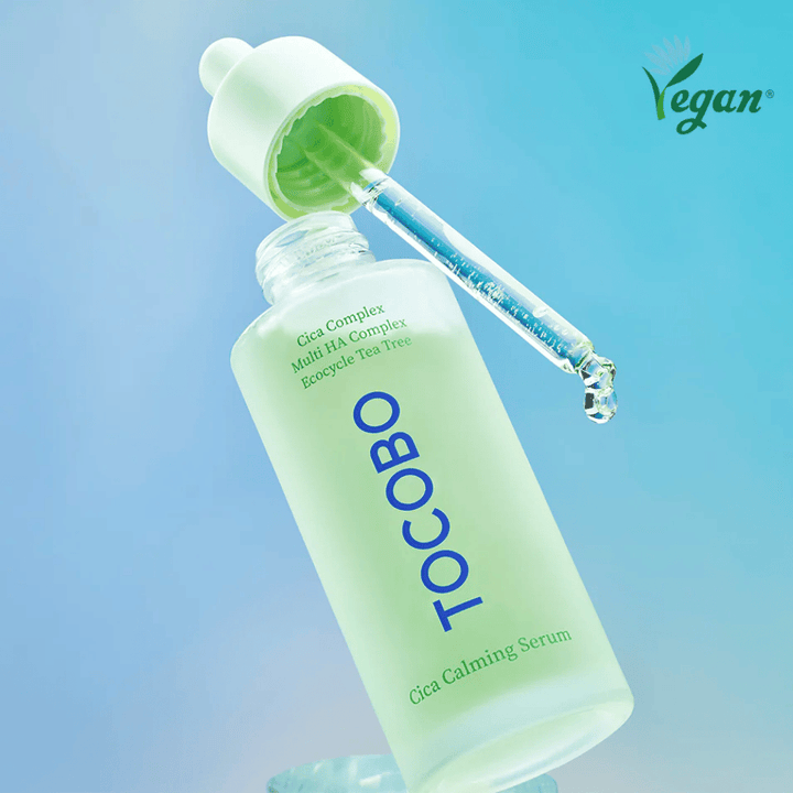 TOCOBO Cica Calming Serum avec pipette sur fond bleu, sérum K-beauty à absorption rapide qui renforce la barrière cutanée et convient aux peaux sensibles, grasses et sujettes à l'acné.