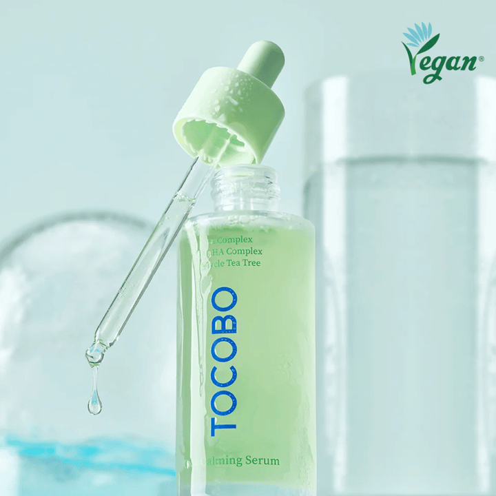Gros plan sur TOCOBO Cica Calming Serum avec pipette et gouttes, sérum facial hydratant et apaisant avec cica, complexe multi-HA et tea tree pour peaux sensibles.