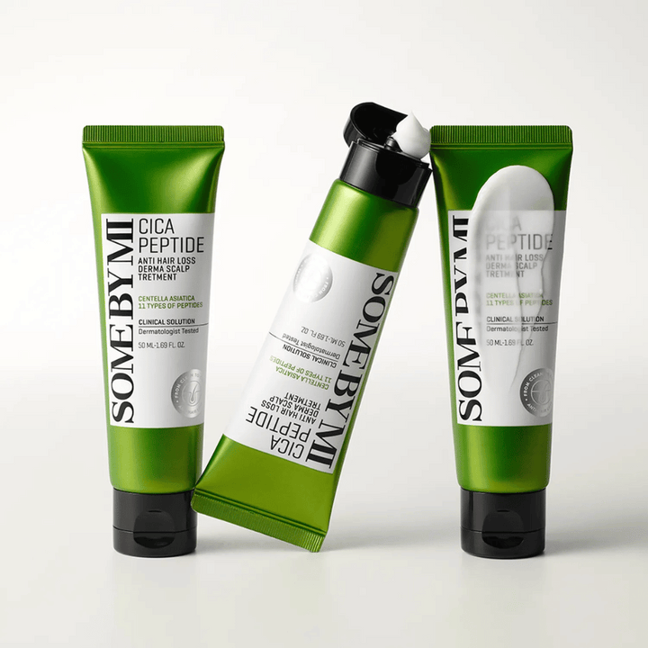 Trois tubes de SOME BY MI Cica Peptide Anti Hair Loss Derma Scalp Treatment en vert et blanc, dont un tube est ouvert avec de la crème blanche visible.