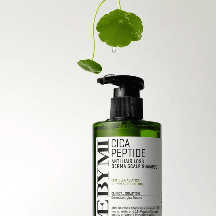 Bouteille avec SOME BY MI Cica Peptide Anti Hair Loss Derma Scalp Shampoo en vert avec une pompe noire et une étiquette blanche, entourée de feuilles de centella et d'une goutte d'eau.