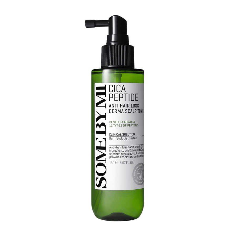 SOME BY MI Cica Peptide Anti Hair Loss Derma Scalp Tonic dans une bouteille verte avec un pulvérisateur noir et une étiquette blanche, montrée sur fond blanc.