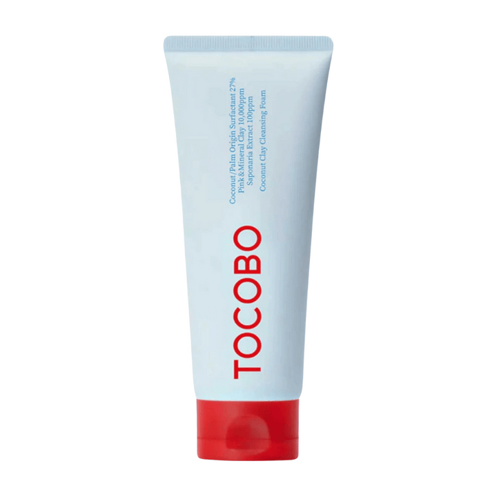 Le tube de TOCOBO Coconut Clay Cleansing Foam est visible. Le tube est bleu clair avec un bouchon rouge et le texte "TOCOBO" en grandes lettres sur le devant. Le produit est décrit comme une mousse nettoyante à l'argile de noix de coco et contient des ingrédients naturels.