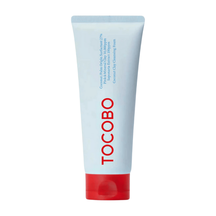 Le tube de TOCOBO Coconut Clay Cleansing Foam est visible. Le tube est bleu clair avec un bouchon rouge et le texte "TOCOBO" en grandes lettres sur le devant. Le produit est décrit comme une mousse nettoyante à l'argile de noix de coco et contient des ingrédients naturels.