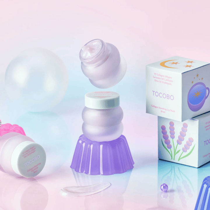 Plusieurs pots de TOCOBO Collagen Boosting Lip Mask avec un fond fantaisiste aux couleurs pastel.