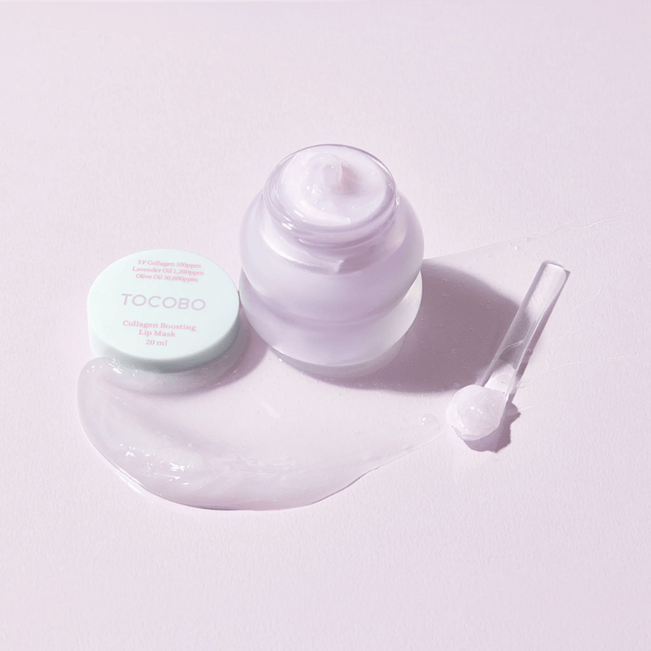 Pot ouvert TOCOBO Collagen Boosting Lip Mask avec une spatule et une crème violette répandue sur un fond violet clair.