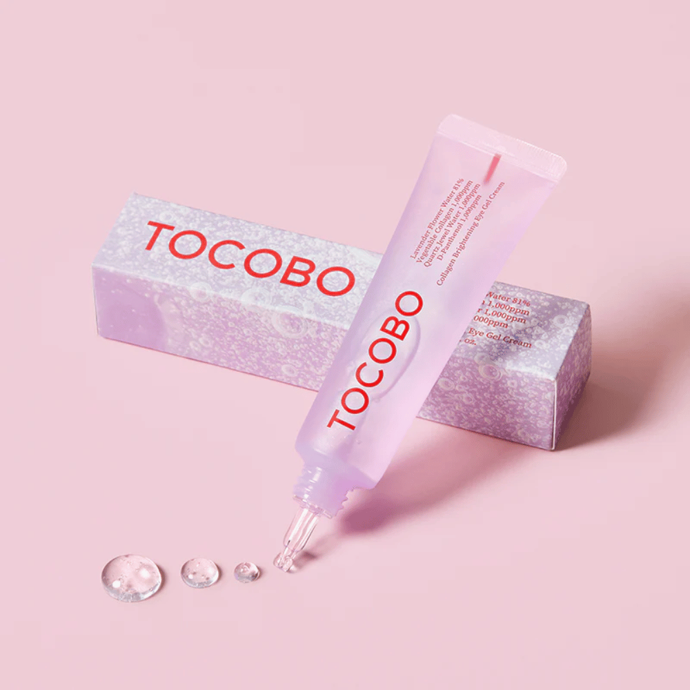 L'image montre un produit de TOCOBO, qui est un "Collagen Brightening Eye Gel Cream". L'emballage est rose avec un gel transparent qui sort du tube. Le produit semble être destiné à éclaircir et hydrater la zone autour des yeux.
