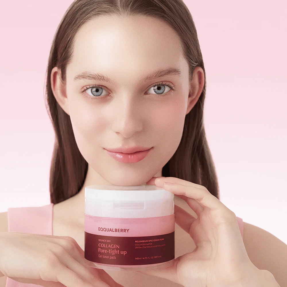 Une femme tient un pot Collagen Pore-Tight Up Gel Toner Pads, avec un fond rose et un sourire. Le pot est marqué avec le nom du produit et contient des tampons de toner pour améliorer la fermeté de la peau et réduire la taille des pores.